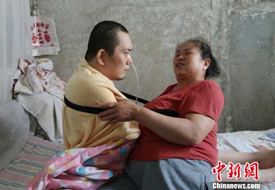 身體日漸衰老的梁青蘭每次幫兒子翻身、坐立，全身的衣物都要濕透一次。　尚明俠 攝