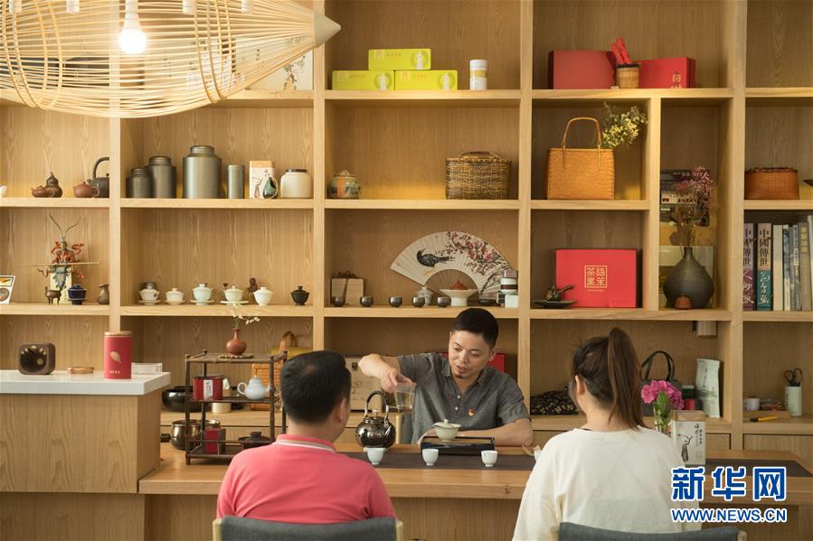 (新華全媒頭條·圖文互動(dòng))(5)安吉白茶奔向扶貧一線——浙江黃杜村農(nóng)民黨員先富幫后富向貧困地區(qū)捐贈(zèng)“扶貧苗”