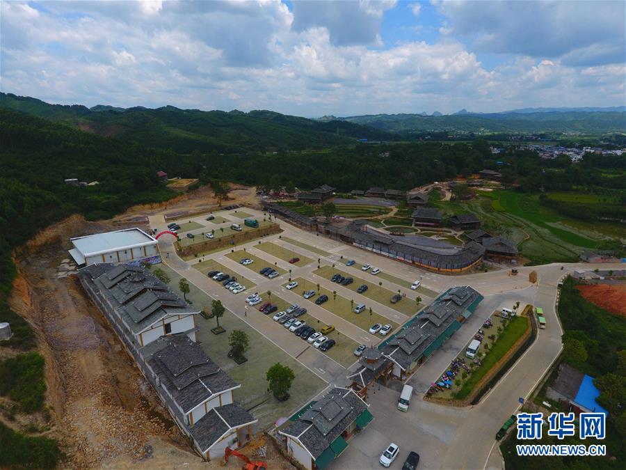 （社會）（4）苗山脫貧影像志&mdash;&mdash;把苗寨搬進景區(qū) 讓貧困戶住進城里