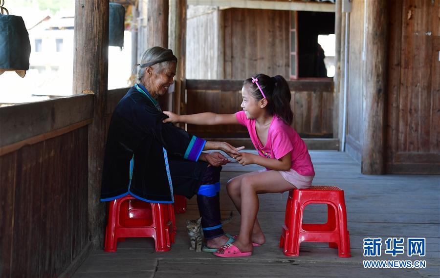 （社會(huì)）（6）苗山脫貧影像志&mdash;&mdash;把苗寨搬進(jìn)景區(qū) 讓貧困戶住進(jìn)城里