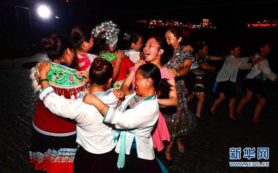 （社會(huì)）（8）苗山脫貧影像志&mdash;&mdash;把苗寨搬進(jìn)景區(qū) 讓貧困戶住進(jìn)城里