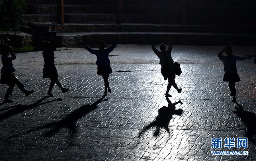 （社會）（13）苗山脫貧影像志&mdash;&mdash;把苗寨搬進景區(qū) 讓貧困戶住進城里