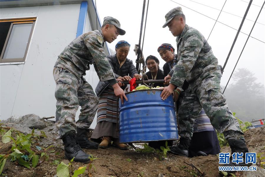 （圖文互動）（2）特寫：&ldquo;八一&rdquo;禮物，飛向云端哨所