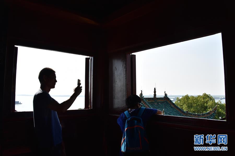 （大江奔流&mdash;&mdash;來(lái)自長(zhǎng)江經(jīng)濟(jì)帶的報(bào)道&middot;圖文互動(dòng)）（1）登岳陽(yáng)樓，又見(jiàn)&ldquo;浩浩湯湯&rdquo;