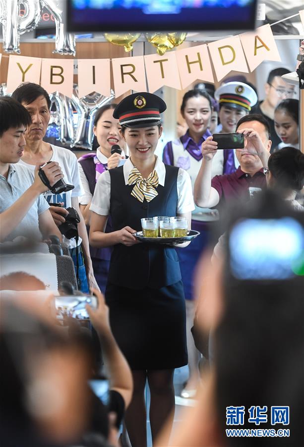 （社會）（2）杭州&ldquo;西子號&rdquo; 熱情服務(wù)旅客30載