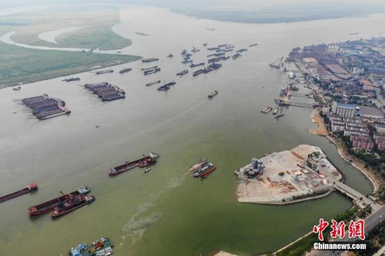 8月1日，巨型的水泥儲罐被吊離碼頭，湖南岳陽城陵磯新港區(qū)天欣碼頭的整治已基本完成。今年5月，長江岸線湖南段開展港口碼頭&ldquo;關(guān)停并轉(zhuǎn)&rdquo;專項整治行動。截至目前，該行動已集中關(guān)停42個碼頭泊位，退出岸線7302米。楊華峰 攝