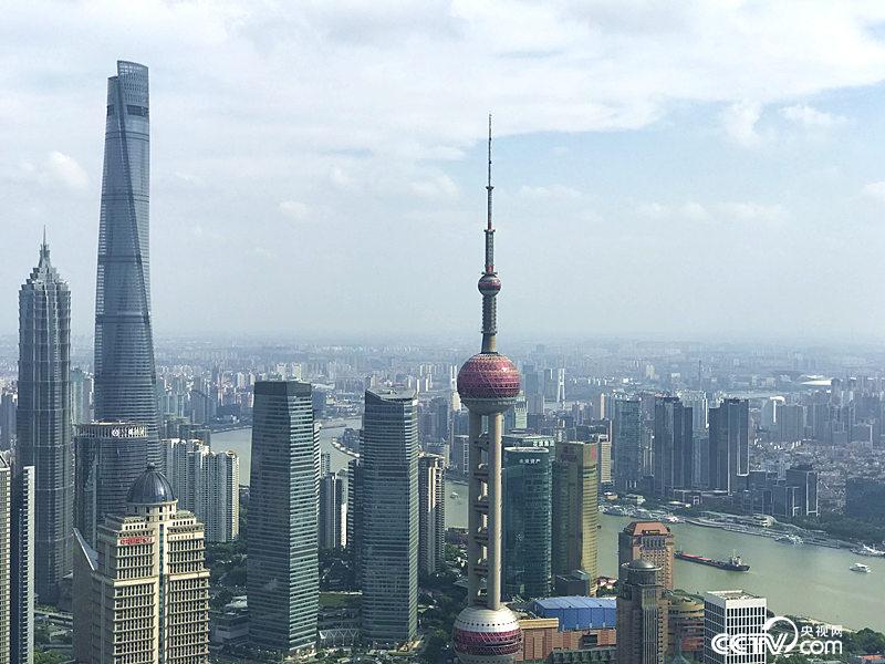 　　長(zhǎng)三角更高質(zhì)量的一體化發(fā)展，將建成具有全球競(jìng)爭(zhēng)力的世界級(jí)城市群。圖為上海陸家嘴（孔華/攝）