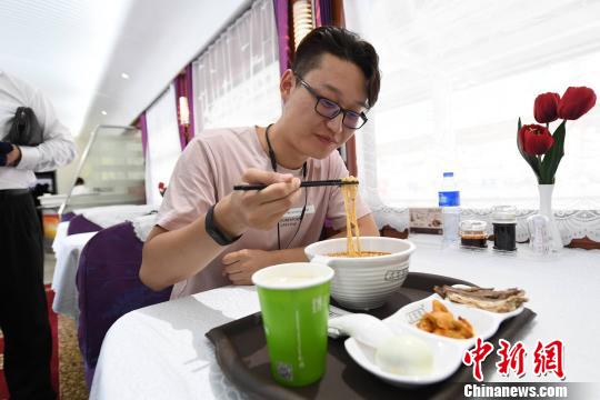 圖為旅客在列車(chē)上享用正宗牛肉面。　楊艷敏 攝