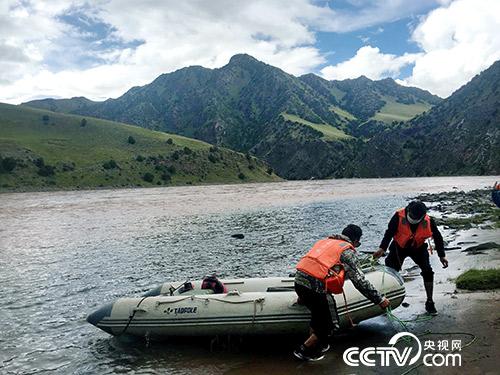 管護(hù)員久美扎西（右）和朋友正準(zhǔn)備將皮劃艇抬上岸。