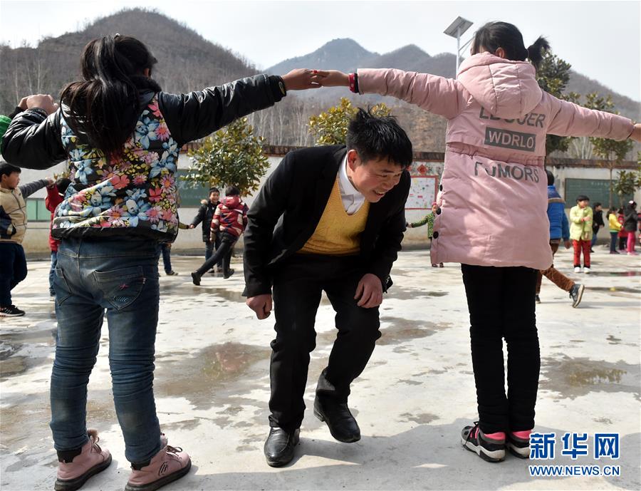 （時(shí)代先鋒&middot;圖文互動(dòng)）（4）伏牛山里好老師張玉滾：挑起孩子們走出大山的希望