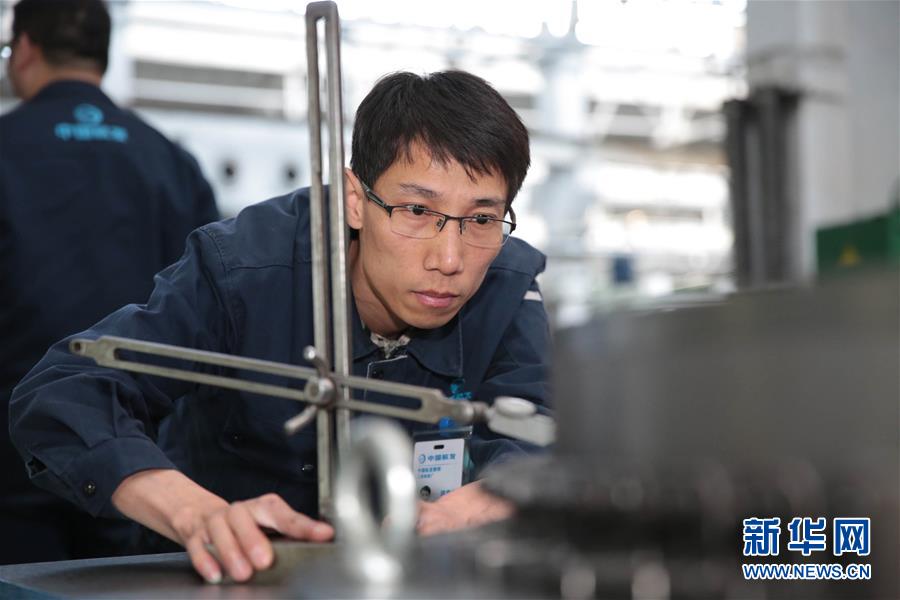 （圖文互動）（1）他用匠心守護飛機心臟&mdash;&mdash;記中國航發(fā)沈陽黎明航空發(fā)動機有限責任公司一線工人洪家光