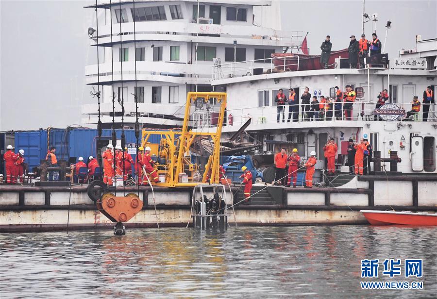 （重慶公交車(chē)墜江事故&middot;后續(xù)）（2）重慶萬(wàn)州墜江公交車(chē)按計(jì)劃今晚將被打撈出水