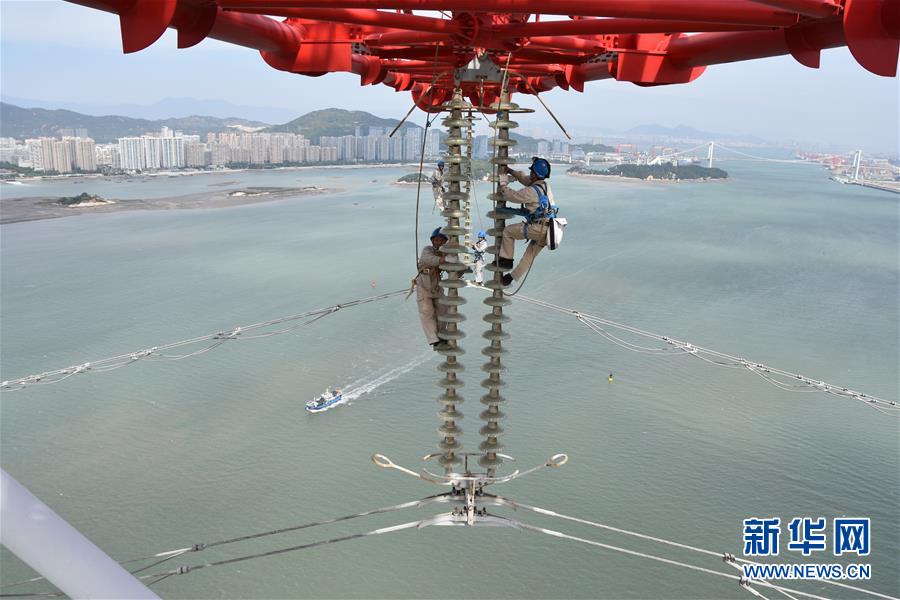 （鏡觀中國&middot;新華社國內(nèi)照片一周精選）（8）電網(wǎng)蜘蛛俠