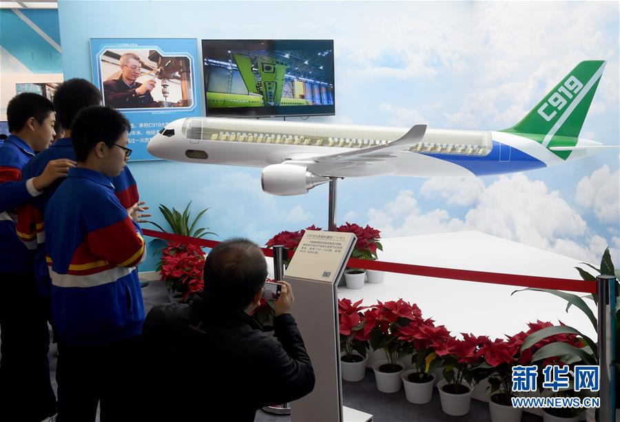 (新華全媒頭條·圖文互動)(3)從歷史中汲取繼續(xù)前進的力量——習近平總書記參觀慶祝改革開放40周年大型展覽側(cè)記