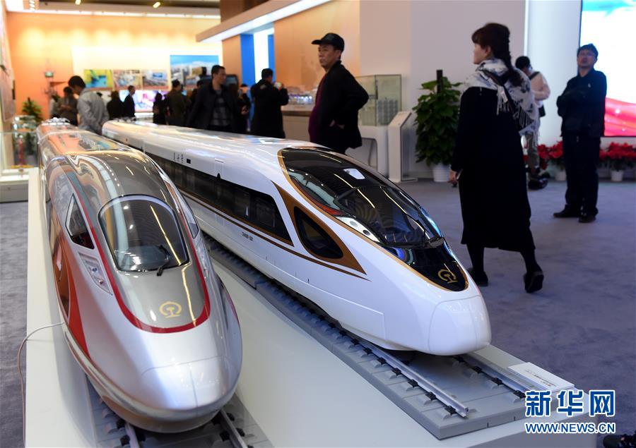 (新華全媒頭條·圖文互動)(4)從歷史中汲取繼續(xù)前進的力量——習近平總書記參觀慶祝改革開放40周年大型展覽側(cè)記