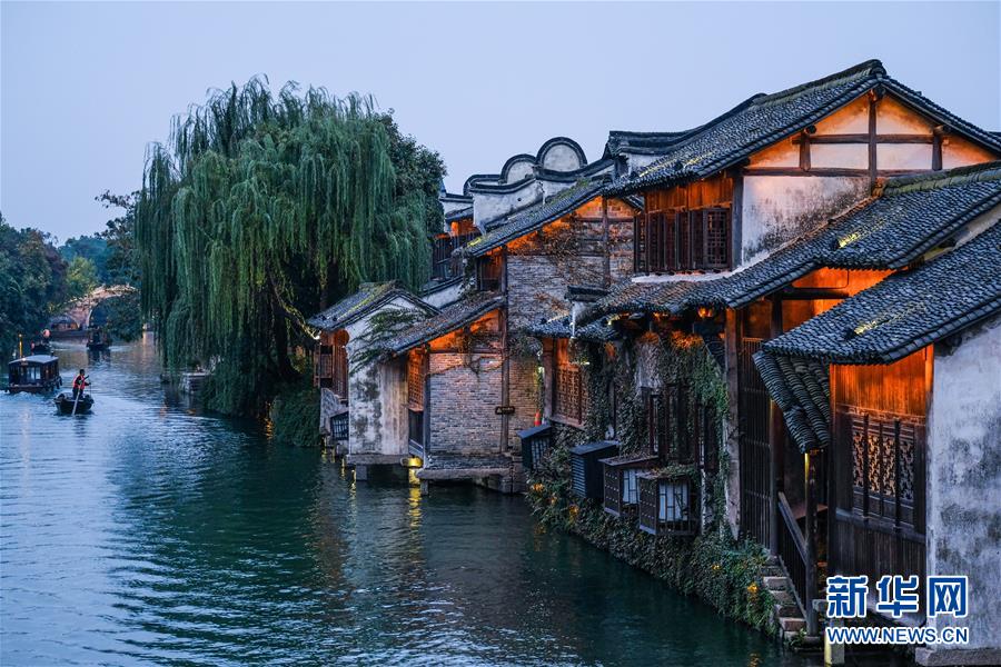 (慶祝改革開放40周年基層行·鄉(xiāng)鎮(zhèn)篇·圖文互動)(1)烏鎮(zhèn)40年:根里的靜與脈中的動