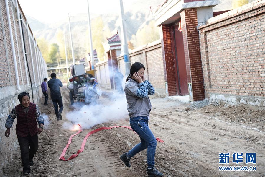 （新華全媒頭條&middot;壯闊歷程40年系列述評(píng)&middot;圖文互動(dòng)）（3）舉旗定向 康莊大道&mdash;&mdash;從改革開(kāi)放40年看中國(guó)自信