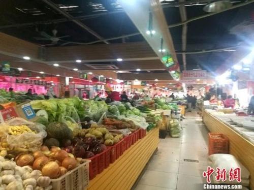 資料圖：圖為北京一家菜市場內(nèi)景。 謝藝觀 攝
