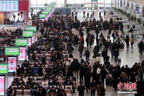 12月25日，西安北車站內(nèi)人頭攢動(dòng)。<a target='_blank' ><p  align=