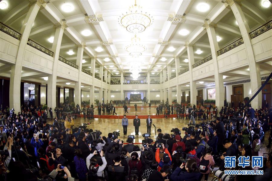 （兩會(huì)&middot;政協(xié)開(kāi)幕）（2）全國(guó)政協(xié)委員接受采訪