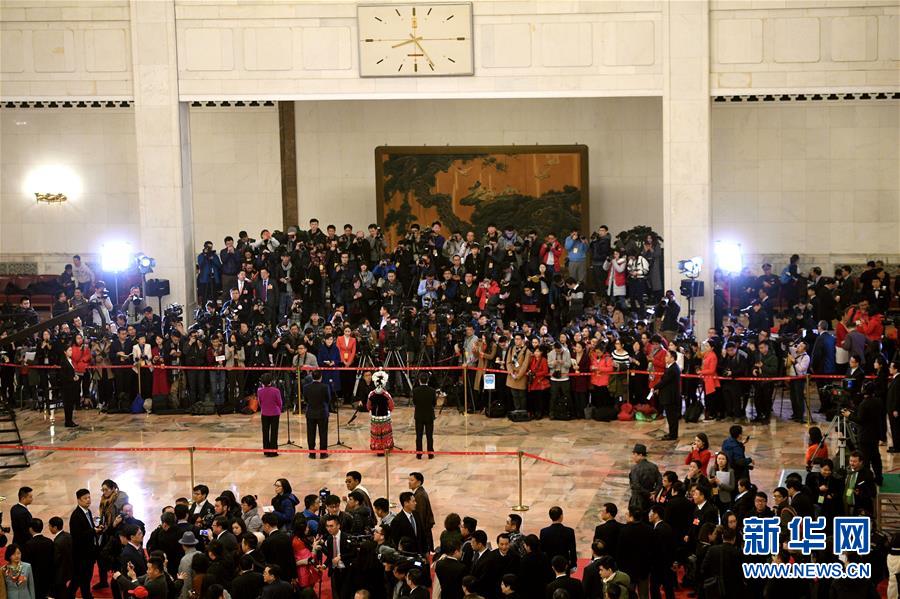 （兩會(huì)&middot;人大開幕）（15）全國(guó)人大代表接受采訪