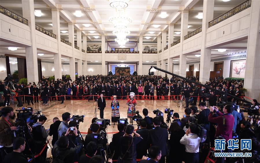 （兩會&middot;XHDW）（12）全國人大代表接受采訪