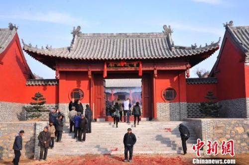 資料圖：元旦小長(zhǎng)假期間，威海南海新區(qū)云龍山上舉辦新年廟會(huì)。　劉昌勇 攝