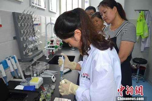 資料圖：工作人員根據(jù)消費者要求現(xiàn)場檢驗，共筑食品安全。<a target='_blank' ><p  align=