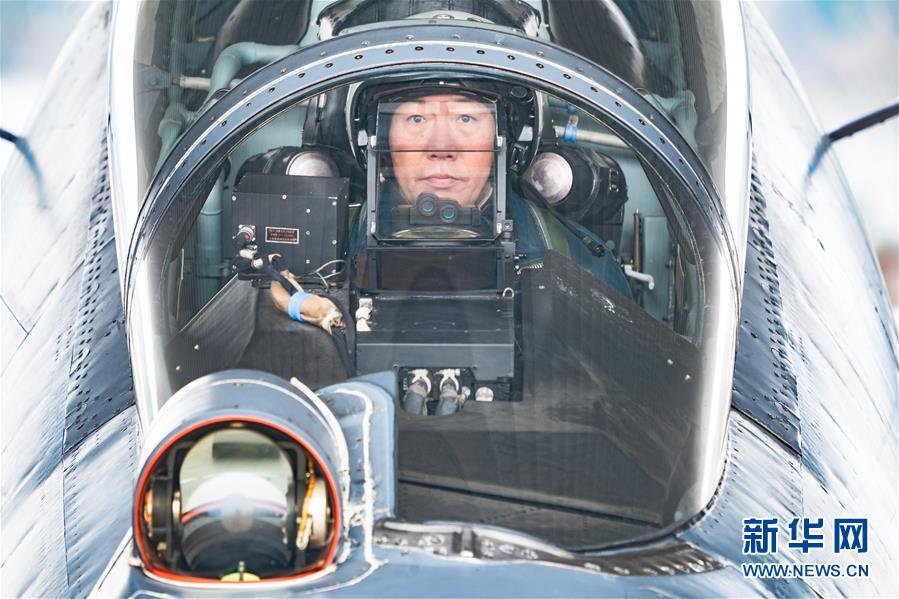 （新華全媒頭條&middot;圖文互動(dòng)）（2）戰(zhàn)鷹，為祖國(guó)奮飛&mdash;&mdash;記空軍航空兵某旅旅長(zhǎng)、特級(jí)飛行員郝井文