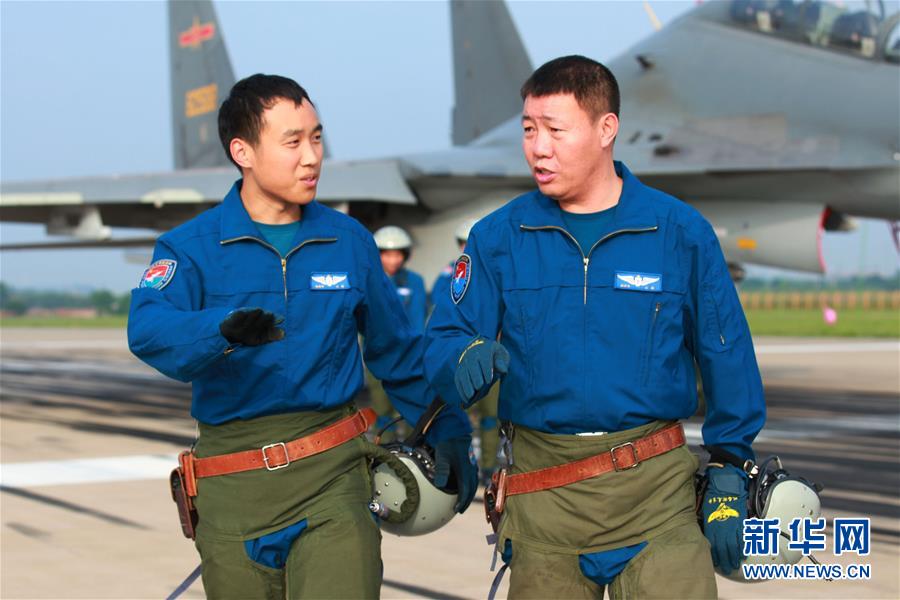 （新華全媒頭條&middot;圖文互動(dòng)）（3）戰(zhàn)鷹，為祖國(guó)奮飛&mdash;&mdash;記空軍航空兵某旅旅長(zhǎng)、特級(jí)飛行員郝井文