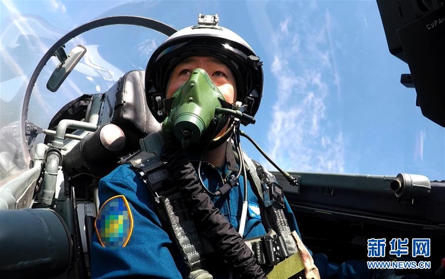 （新華全媒頭條&middot;圖文互動(dòng)）（6）戰(zhàn)鷹，為祖國(guó)奮飛&mdash;&mdash;記空軍航空兵某旅旅長(zhǎng)、特級(jí)飛行員郝井文