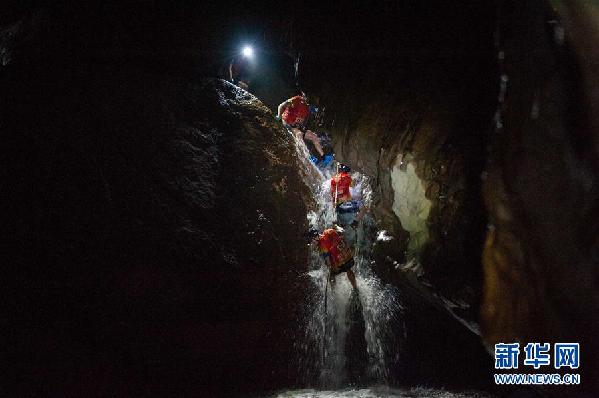 （在習(xí)近平新時(shí)代中國(guó)特色社會(huì)主義思想指引下&mdash;&mdash;新時(shí)代新作為新篇章&middot;鄉(xiāng)村振興戰(zhàn)略&middot;圖文互動(dòng)）（4）掙脫&ldquo;富饒的貧困&rdquo;&mdash;&mdash;一個(gè)西部貧困區(qū)縣綠色發(fā)展之變 
