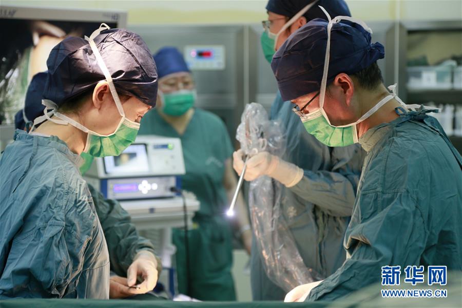 （圖文互動）（1）中國首個(gè)移植子宮內(nèi)孕育寶寶在西京醫(yī)院出生