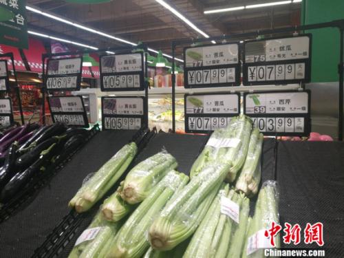 圖為超市里的蔬菜攤。正值晚間，一些菜已被人們買空。 謝藝觀 攝