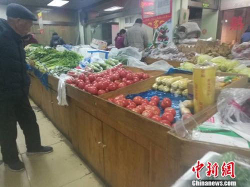 圖為北京一家社區(qū)超市里的菜攤。謝藝觀 攝