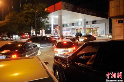 資料圖：山西太原一加油站內(nèi)，私家車主排隊加油。<a target='_blank' ><p  align=