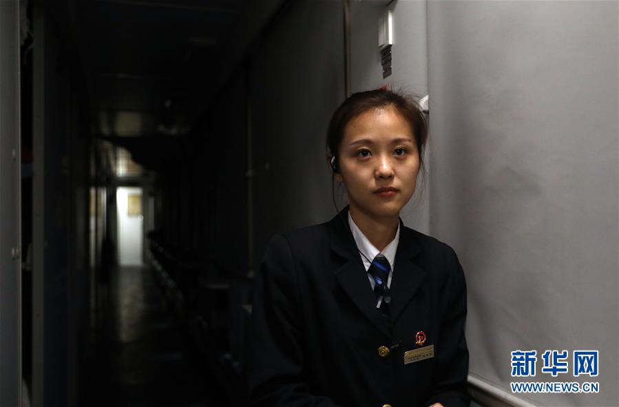 (新春走基層·圖文互動(dòng))(1)“最北列車”上的“守門員”