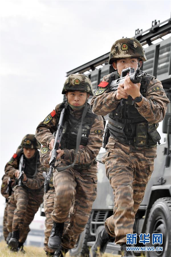 （新華全媒頭條&middot;圖文互動）（5）向祖國報告：我在戰(zhàn)位守萬家團(tuán)圓&mdash;&mdash;解放軍和武警部隊新春佳節(jié)備戰(zhàn)執(zhí)勤記事