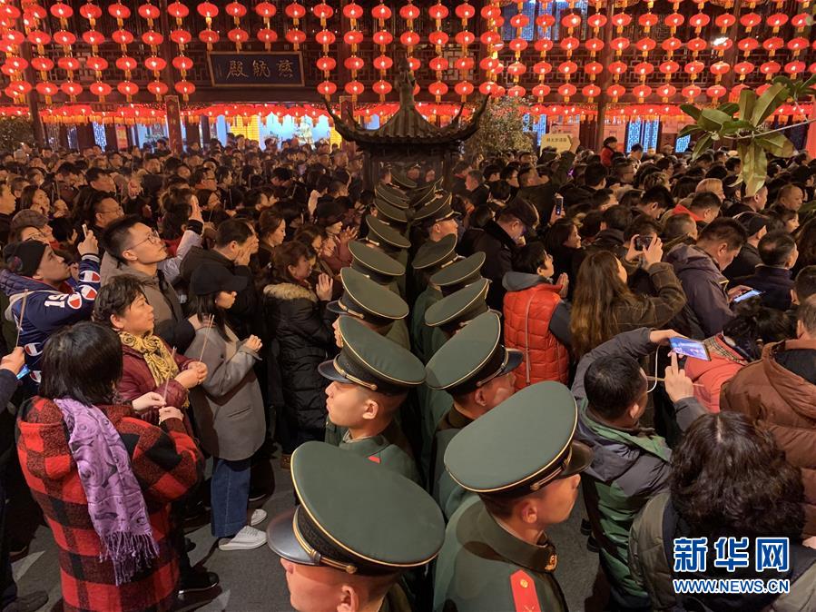 （新華全媒頭條&middot;圖文互動）（6）向祖國報告：我在戰(zhàn)位守萬家團(tuán)圓&mdash;&mdash;解放軍和武警部隊新春佳節(jié)備戰(zhàn)執(zhí)勤記事