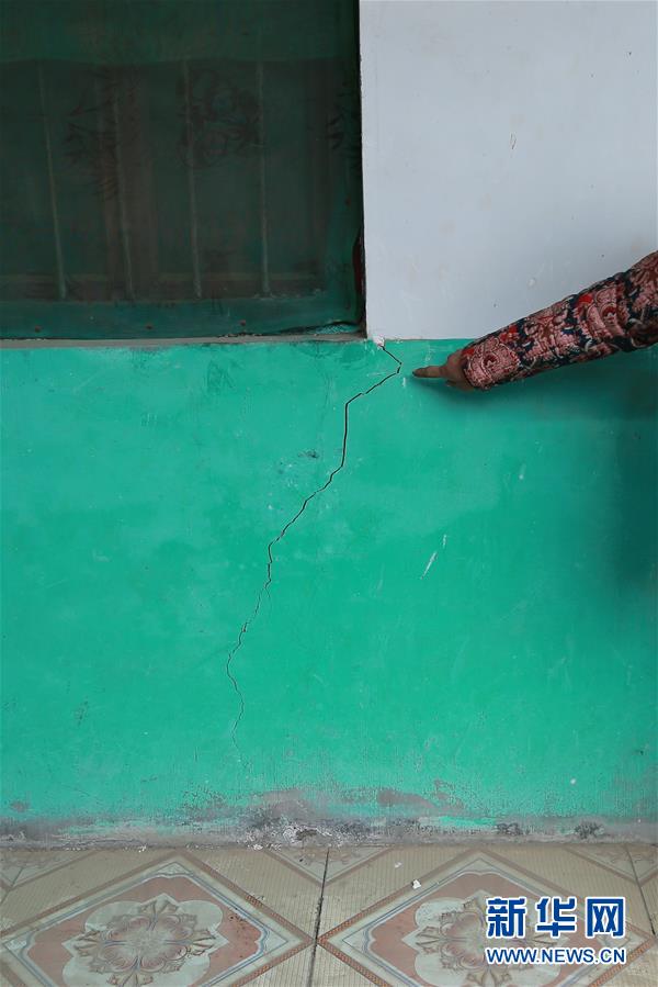 （新華視點(diǎn)&middot;圖文互動(dòng)）（4）挖掘作業(yè)距漢墓中心僅20米，村民住房出現(xiàn)裂縫&hellip;&hellip;&ldquo;造地&rdquo;如何變挖山？