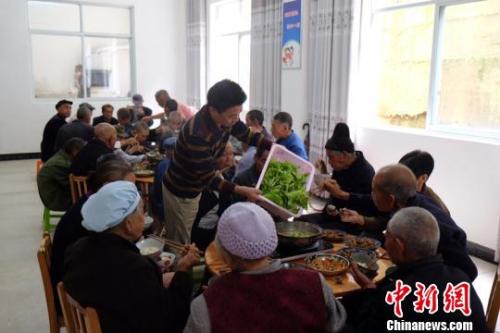 資料圖：社會福利中心吃飯的老人們。徐學練 攝。