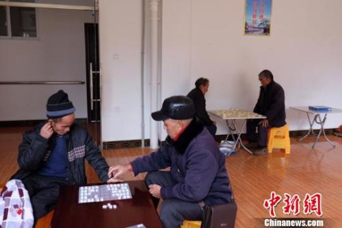 資料圖：老人們在下棋。徐學練 攝。