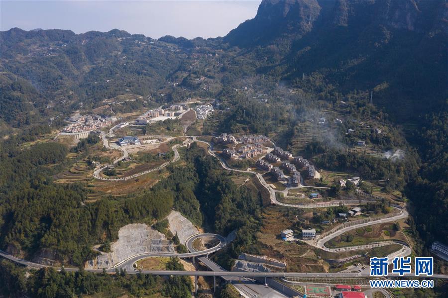 （兩會(huì)前夕看落實(shí)&middot;圖文互動(dòng)）（1）&ldquo;飛針走線(xiàn)&rdquo;&ldquo;繡&rdquo;出小康畫(huà)卷&mdash;&mdash;四川落實(shí)習(xí)近平總書(shū)記全國(guó)兩會(huì)重要講話(huà)精神紀(jì)實(shí)