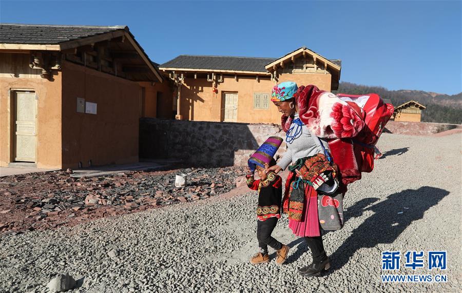 （兩會(huì)前夕看落實(shí)&middot;圖文互動(dòng)）（5）&ldquo;飛針走線(xiàn)&rdquo;&ldquo;繡&rdquo;出小康畫(huà)卷&mdash;&mdash;四川落實(shí)習(xí)近平總書(shū)記全國(guó)兩會(huì)重要講話(huà)精神紀(jì)實(shí)