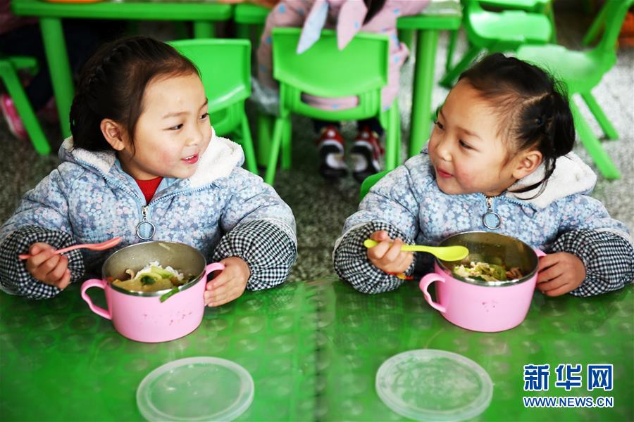 （在習近平新時代中國特色社會主義思想指引下&mdash;&mdash;新時代新作為新篇章&middot;圖文互動）（8）&ldquo;搬遷到哪里，服務就延伸到哪里&rdquo;&mdash;&mdash;貴州推進易地扶貧搬遷&ldquo;后半篇文章&rdquo; 