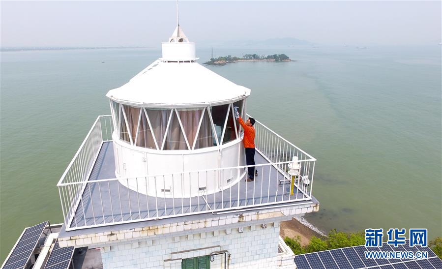 （新華全媒頭條&middot;圖文互動）（5）守望&mdash;&mdash;記舢舨洲&ldquo;島主&rdquo;黃燦明一門四代航標(biāo)工