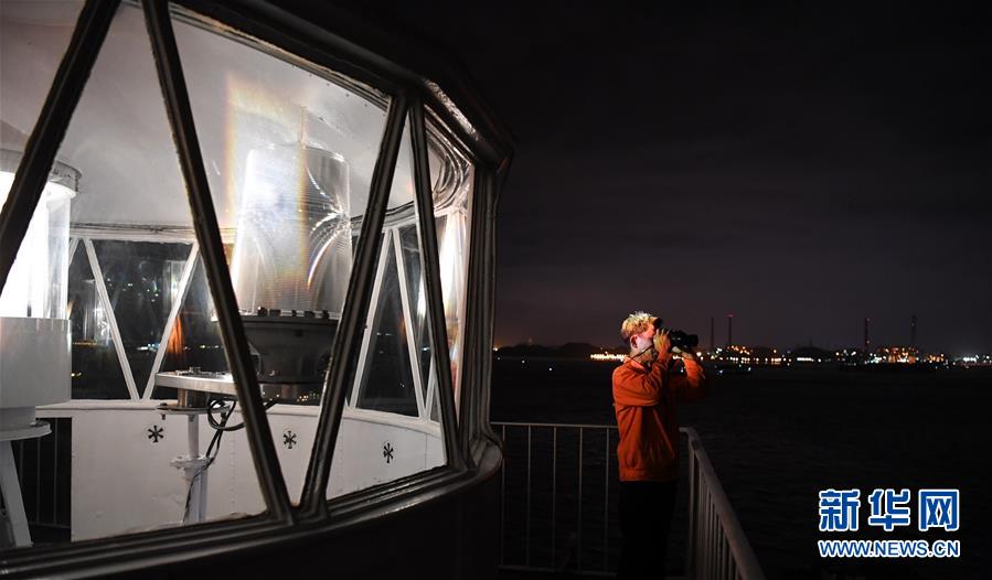 （新華全媒頭條&middot;圖文互動）（8）守望&mdash;&mdash;記舢舨洲&ldquo;島主&rdquo;黃燦明一門四代航標(biāo)工