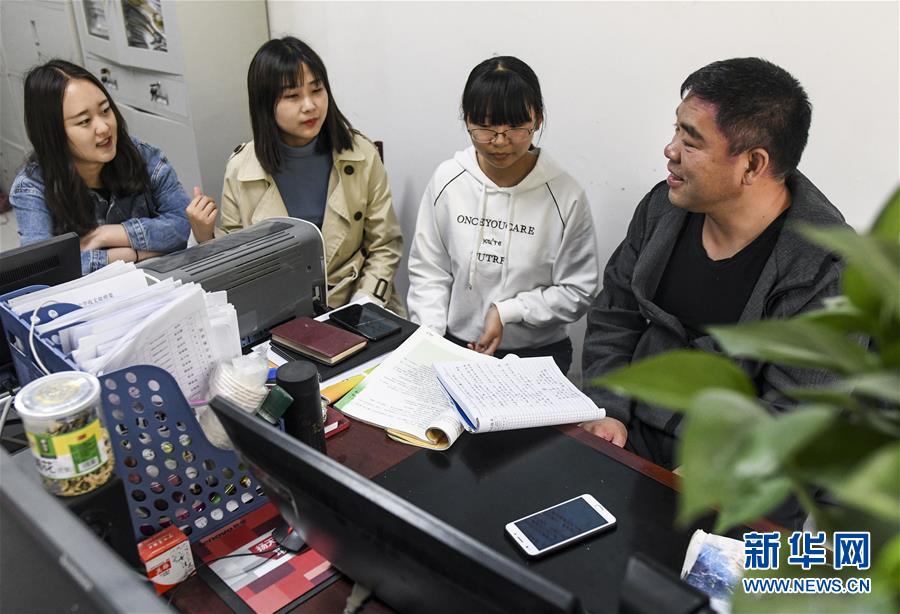 （新華全媒頭條&middot;圖文互動）（7）大漠小城的別樣青春&mdash;&mdash;記內(nèi)地青年學(xué)子扎根新疆且末教書育人