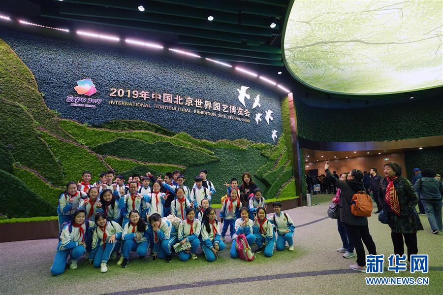 （在習(xí)近平新時(shí)代中國特色社會(huì)主義思想指引下&mdash;&mdash;新時(shí)代新作為新篇章&middot;圖文互動(dòng)）（7）從世園會(huì)&ldquo;看&rdquo;中國綠色發(fā)展之路&mdash;&mdash;寫在北京世園會(huì)&ldquo;中國國家館日&rdquo;到來之際