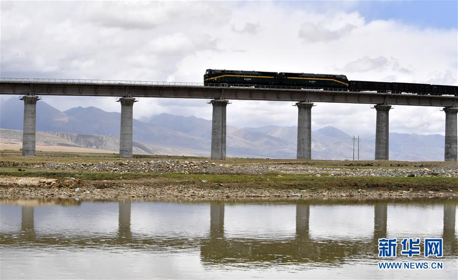 （新華全媒頭條&middot;壯麗70年&middot;奮斗新時(shí)代&middot;圖文互動(dòng)）（16）開(kāi)拓雪域高原的夢(mèng)想之路&mdash;&mdash;來(lái)自青藏鐵路的蹲點(diǎn)報(bào)告